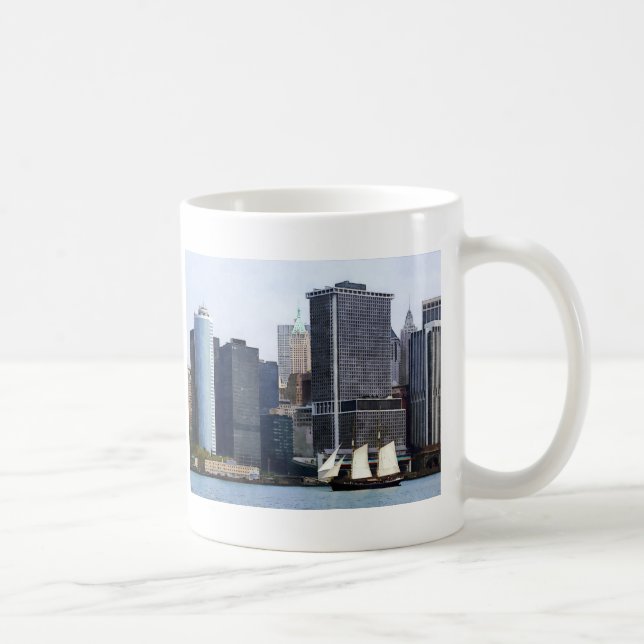 Caneca De Café Boats - Schooner Contra o Skyline de Manhattan (Direita)