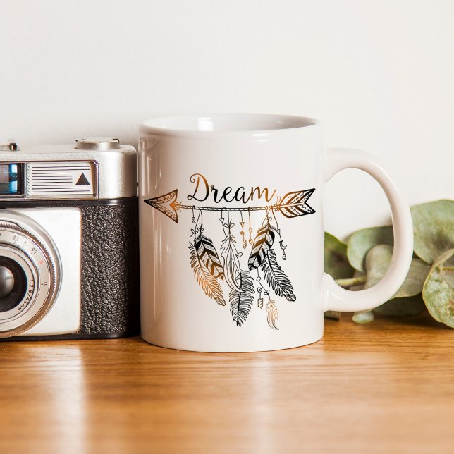 Caneca De Café Boho Arrow and Feather Dream (Hand drawn sketchy arrow with feathers dangling featuring the word dream. )