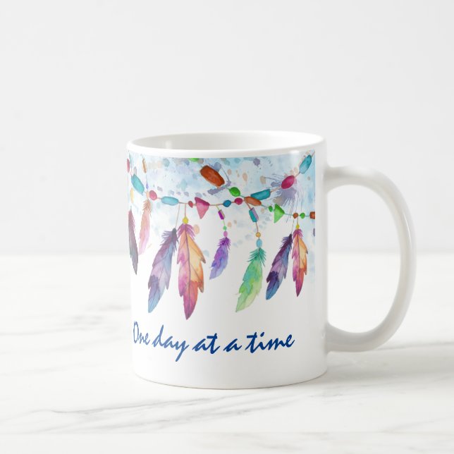 Caneca De Café Boho Feather Tribal Nativa "Um dia de cada vez" (Direita)