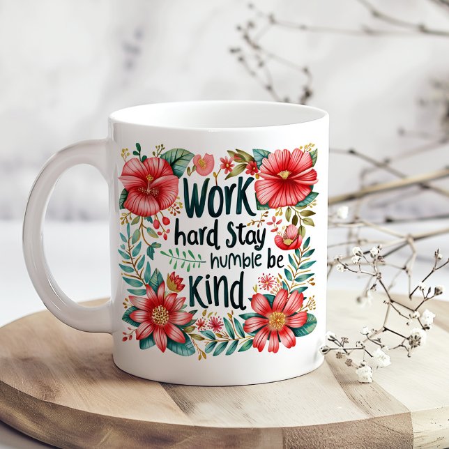 Caneca De Café Boho Red Floral Inspiração "Duro de trabalho" ("Work Hard" Boho Red Floral Inspiration Coffee Mug on a boho kitchen table with dry white flowers)