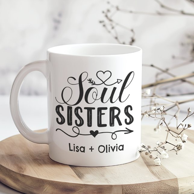Caneca De Café Boho Soul Sisters Nome Personalizado Melhor Amigo (Boho Soul Sisters Custom Name Best Friend Coffee Mug on a sunny boho wooden kitchen table.)