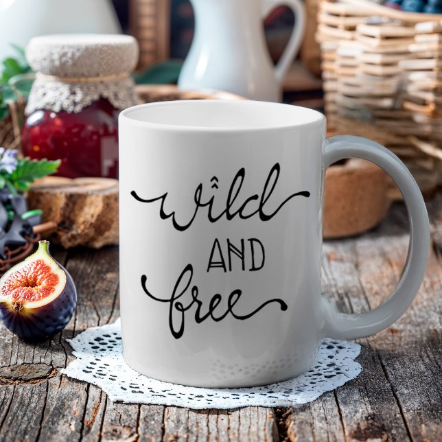 Caneca De Café Boho Wild & Free Hand Lettering (For the free spirit or wild at heart person. This makes a great gift for a special someone)