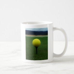 Caneca De Café Bola de Golfe Amarelo no campo de golfe da montanh