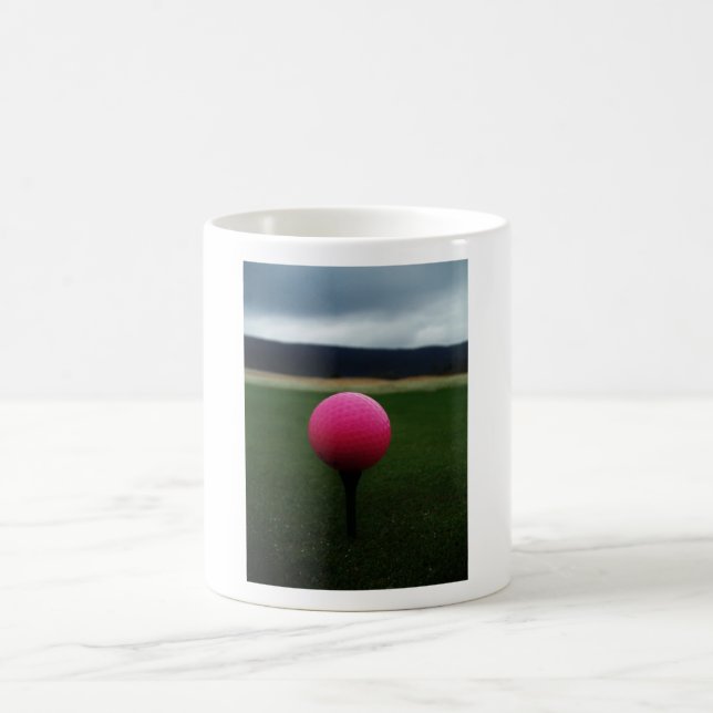 Caneca De Café Bola de Golfe Rosa em campo de golfe na montanha (Centro)