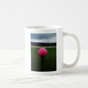 Caneca De Café Bola de Golfe Rosa em campo de golfe na montanha