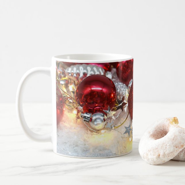 Caneca De Café Bolas de Decoração Vermelha e Prata Natal (Com Donut)