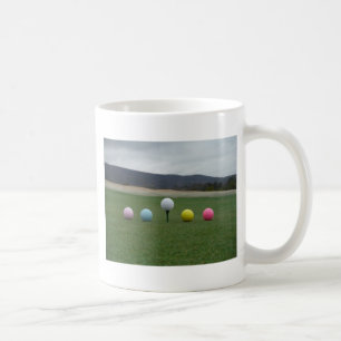Caneca De Café Bolas de Golfe de cor brilhante em uma montanha
