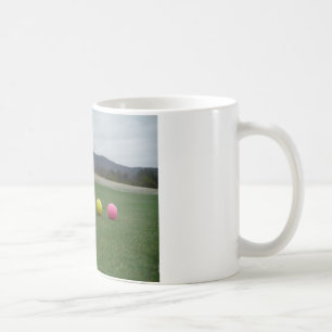 Caneca De Café Bolas de Golfe de cor brilhante em uma montanha