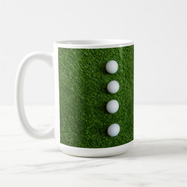 Caneca De Café Bolas de golfe estão em grama verde (Esquerda)