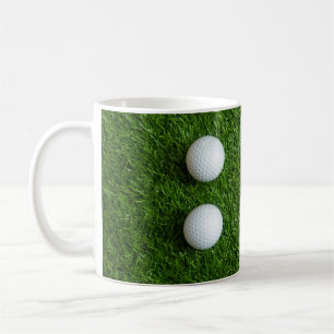Caneca De Café Bolas de golfe estão em grama verde