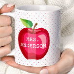 Caneca De Café Bolinhas Personalizadas do Professor Apple Gift<br><div class="desc">Professora Da Apple Dotou Mug De Café Bolinhas Personalizado. Bonito presente de apreciação do professor com uma maçã vermelha e bolinhas. Faz o presente de Natal perfeito para o professor. Personalize este design personalizado com seu próprio nome ou texto.</div>