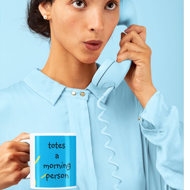 Caneca De Café Bolsa uma pessoa matuta totalmente adora manhãs (Totes mug)