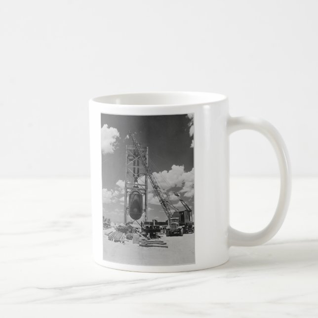 Caneca De Café Bomba atômica enorme posicionada para o teste da (Direita)