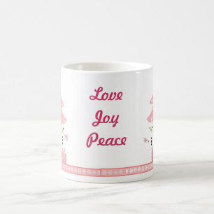 Caneca De Café Bonecos de neve ao lado de uma árvore de Natal ros