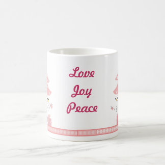 Caneca De Café Bonecos de neve ao lado de uma árvore de Natal ros