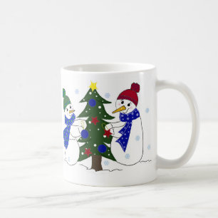 Caneca De Café Bonecos de Neve Decorando uma Árvore de Natal