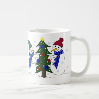 Caneca De Café Bonecos de Neve Decorando uma Árvore de Natal