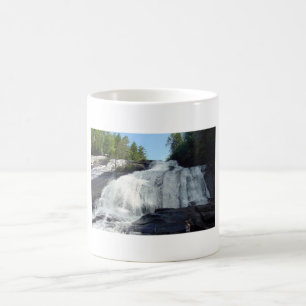 Caneca de café bonita grande da cachoeira