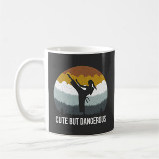 Caneca De Café Bonita mas perigosa - Karate Taekwondo Karate Girl