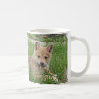 Caneca de café bonito do filhote de cachorro