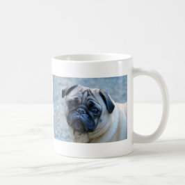 Caneca de café bonito do Pug da jovem corça