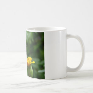 Caneca De Café Borboleta amarela e vermelha na flor amarela