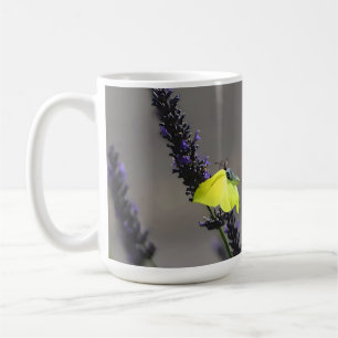 Caneca De Café Borboleta Amarela na Foto Macro de Lavanda Roxa