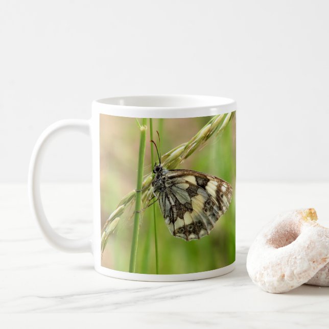 Caneca De Café Borboleta branca marmoreada na grama (Com Donut)