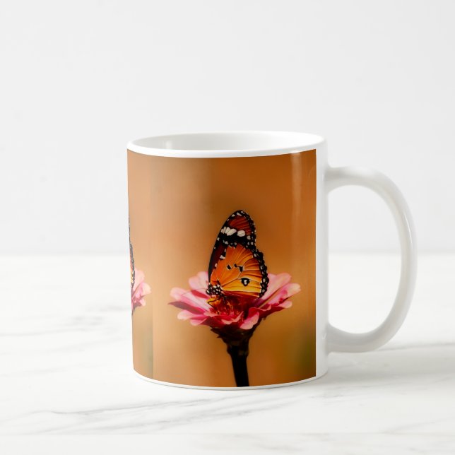 Caneca De Café Borboleta Laranja Elegante na Flor Rosa (Direita)