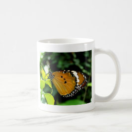 Caneca De Café Borboleta laranja, preta e branca na folha