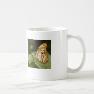 Caneca De Café Borboleta malaquita empoleirada numa folha