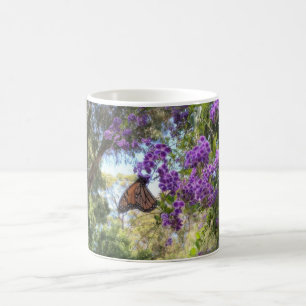 Caneca De Café Borboleta Monarca em Flores Roxas