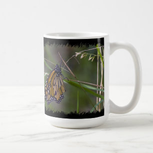Caneca De Café Borboleta Monarca na borda preta da grama