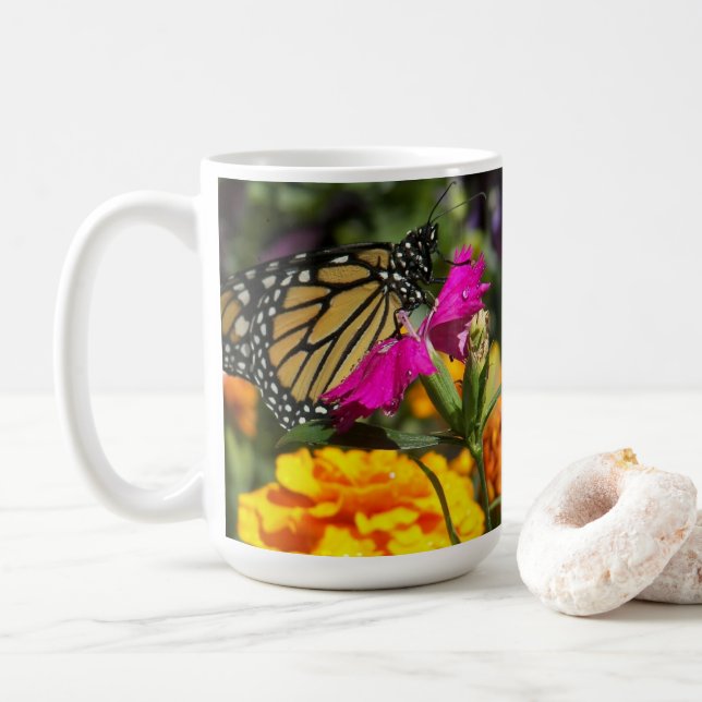 Caneca De Café Borboleta Monarca na Flor Marigold Rosa (Com Donut)