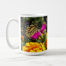 Caneca De Café Borboleta Monarca na Flor Marigold Rosa
