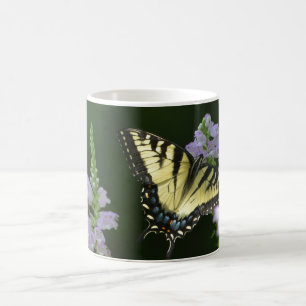 Caneca De Café Borboleta No Jardim
