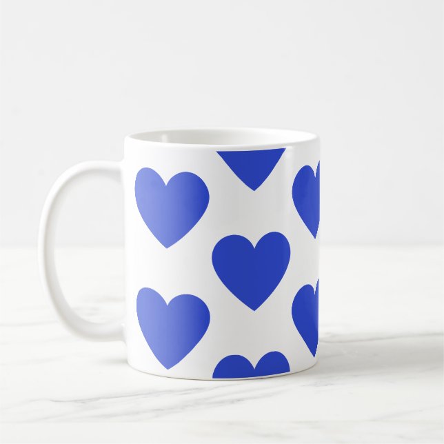Caneca de café branca divertida com corações azuis (Esquerda)