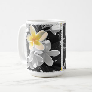 Caneca De Café Branco Preto Com Um Frangipani Amarelo, Xarope De