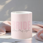 Caneca De Café Bride Mug | Nome da Sra. do Futuro Personalizado e<br><div class="desc">Comece cada manhã de planejamento de casamento em estilo com esta linda caneca noiva com elegante e cor-de-rosa rosa "BRIDE" e personalizável "futura Sra. Texto de [Nome]". Um presente pensativo e prático para qualquer noiva a ser, perfeito para tomar café, chá ou até mesmo comemorar espumante enquanto se prepara no...</div>
