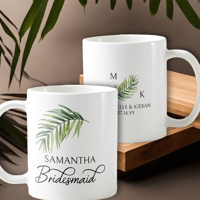 Caneca De Café Bridesmaid Palm Leaf Bridal Party Personalizada (Bridesmaid coffee mug with tropical palm leaf and calligraphy)