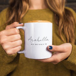 Caneca De Café Bridesman | Bachelorette de Script Minimalista Mod<br><div class="desc">Este design personalizado da Bridesmaid apresenta uma tipografia de script escrita à mão. Você pode personalizar facilmente o nome e o título ou adicionar sua mensagem personalizada! O perfeito acessório elegante para uma proposta de dama de honra ou de solteira!</div>