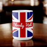 Caneca De Café British Humor Funny Cote UK Flag<br><div class="desc">A colorida bandeira branca e azul do Reino Unido, bandeira do Reino Unido, mostrada aqui com uma curiosa frase de juramento de gíria, "Inferno Sangrento". A palavra sangrenta... é uma corrupção do sangue de Deus, uma frase usada já no século XVII... o inferno foi adicionado depois. Este idioma é uma...</div>