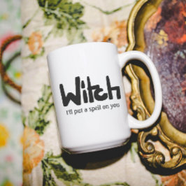 Caneca De Café Bruxa em tinta preta letra à mão dizendo