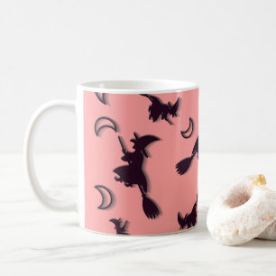 Caneca De Café Bruxa voadora entre meia lua na noite de Halloween
