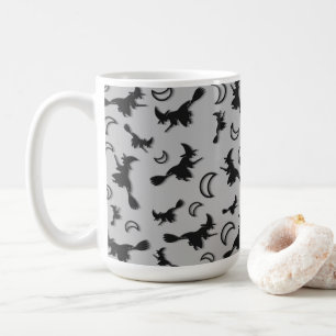 Caneca De Café Bruxa voadora entre meia lua na noite de Halloween