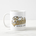 Caneca De Café Bubbie Mug "AKA Bubbie Desde..."<br><div class="desc">"E O Bubbie Desde????Caneca. Personalize apagando "AKA Bubbie desde 2009" e "Nós te amamos tanto, Steven, Sarah, Karen, Robbie e Shana." Em seguida, escolha seu estilo de fonte, tamanho, cor e texto favoritos para personalizar sua caneca! Crie um presente simples adicionando alguns doces à caneca, embrulhe-a com celofane e amarre-a...</div>