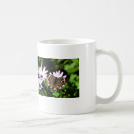 Caneca De Café Buckeye Butterfly em Flores Roxos