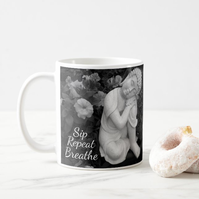 Caneca De Café Buda Sip Breathe Repeat – Afirmação Preto e Branco (Com Donut)