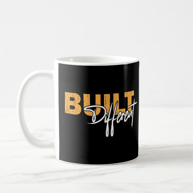 Caneca De Café Built Different Bold Motivational Typography Des (Esquerda)