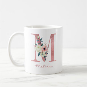 Caneca De Café Buquê de flores elegantes com a letra M em rosa e